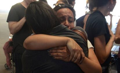 Sandra Cordero y Erika Pinheiro se abrazan tras conocer que los 29 padres pueden ingresar a Estados Unidos, el sábado 2 de marzo en la garita de Calexico, California.