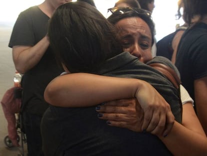 Sandra Cordero y Erika Pinheiro se abrazan tras conocer que los 29 padres pueden ingresar a Estados Unidos, el sábado 2 de marzo en la garita de Calexico, California.