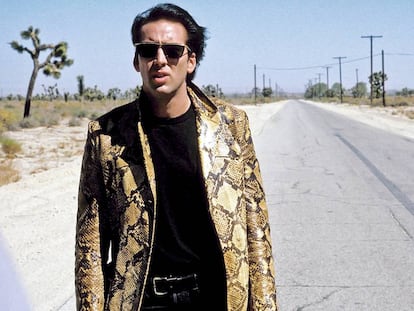 Ver a dos serpientes copular provoca un cambio de sexo en el observador. Vestir cazadora de piel de serpiente en ‘Corazón salvaje’ convirtió a Nicolas Cage en buen actor.