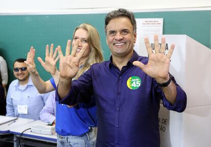 Aécio e a mulher Leticia, depois de votar em Belo Horizonte.