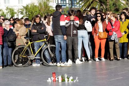 Un joven muestra su dolor en la concentración de los amigos del menor fallecido en San Sebastián.