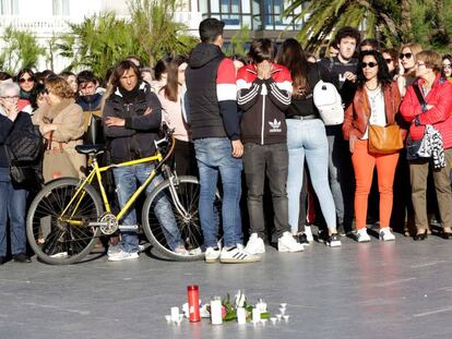 Un joven muestra su dolor en la concentración de los amigos del menor fallecido en San Sebastián.