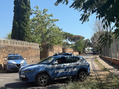 Dos patrullas de la policía italiana en Roma el 4 de agosto de 2025.