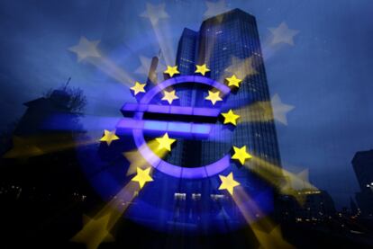 Tras la imagen del símbolo del euro, la sede del Banco Central europeo, en Fráncfort.