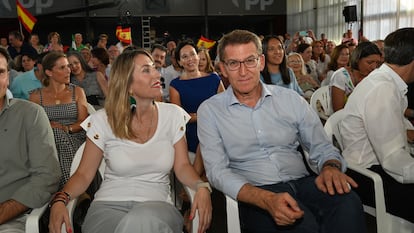 El candidato del PP a la Presidencia del Gobierno, Alberto Núñez Feijóo, y la presidenta del PP de Extremadura, María Guardiola, en un acto de campaña electoral, en de julio de 2023 en Badajoz.