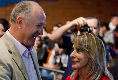 Scolari e a psicóloga Regina Brandão, em abril.