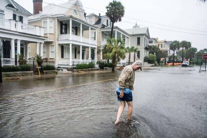 Bill Olesner caminha por rua alagada de Charleston, na Carolina do Sul. Dorian, agora uma tempestade de categoria 1 com ventos que chegam a 90 km/h, estava na manhã de sexta sobre o oceano, a cerca de 50 quilômetros ao sul de Wilmington, na Carolina do Norte, segundo o National Hurricane Center.