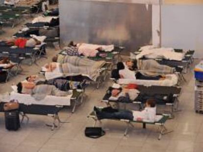 Pasajeros afectados duermen en el terminal de Lufthansa ayer en el aeropuerto de Múnich (Alemania).