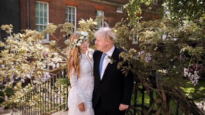 O primeiro-ministro britânico Boris Johnson e Carrie Symonds, minutos depois do casamento nos jardins de Downing Street, no sábado.