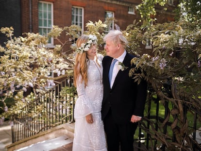 El primer ministro británico Boris Johnson y Carrie Symonds minutos después de su boda en los jardines de Downing Street, el sábado.