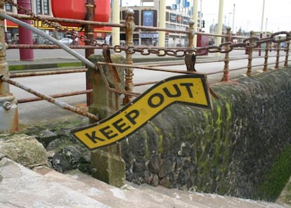 "No traspasar", o, literalmente, "manténgase fuera", reza este cartel, típico de obras o zonas restringidas.