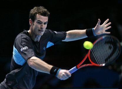 El británico Andy Murray devuelve la bola al argentino Juan Martín del Potro.