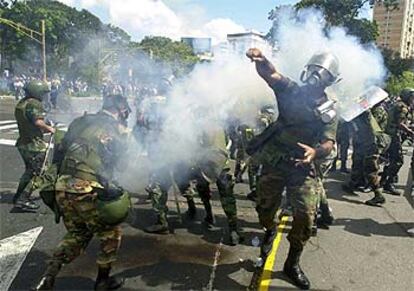 Miembros de la Guardia Nacional lanzan gases lacrimógenos durante la manifestación de ayer en Caracas.