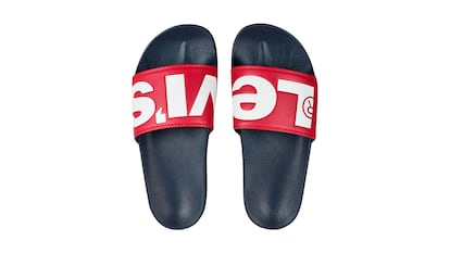 Chanclas piscina sobre fondo blanco