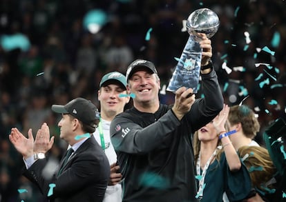 El entrenador en jefe de los Philadelphia Eagles Doug Pederson celebra con el trofeo Vince Lombardi el que su equipo haya ganado la Super Bowl 52.