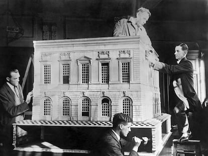 Un grupo de trabajadores ensamblando la casa de muñecas en el Olympia de West Kensington para la exposición 'Ideal Home', en Londres, el 25 de febrero de 1925.