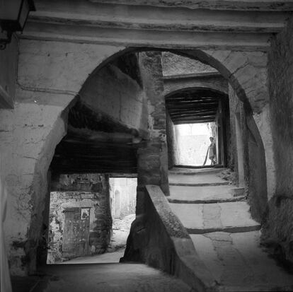 Àger (Lleida), 1969, una de las imágenes que tomó Carlos Flores en su trabajo sobre la arquitectura popular española. 