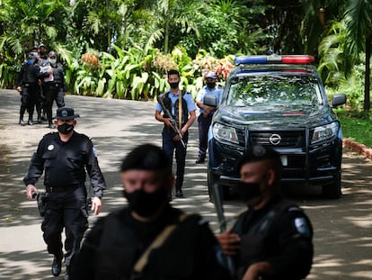 La policía de Nicaragua rodea la casa de la líder opositora Cristiana Chamorro.