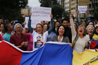 La esposa del líder opositor Leopoldo López, Lilian Tintori, porta un cartel a la cabeza de la protesta contra Nicolas Maduro y en respaldo de la presidencia interina de Guaidó, en Caracas. 
