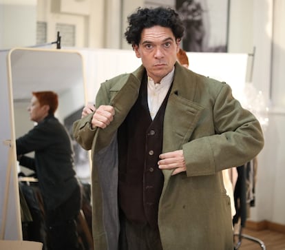 Pablo Molinero, en una prueba de vestuario caracterizado como Florencio Pla, en una imagen cedida por la producción.