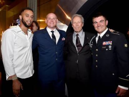 Desde la izquierda, Anthony Sadler, Spencer Stone, Clint Eastwood y Alek Skarlatos.