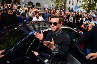 Cameron Dallas (un chico influyente gracias a sus millones de seguidores en redes sociales) encuentra una horda de fans a su llegada al desfile de la colección Primavera/Verano 2017 de Dolce Gabbana. Fue en la Semana de la Moda de Milán de 2016.