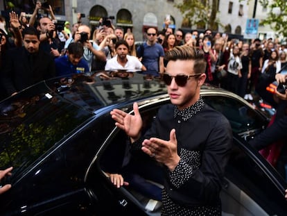 Cameron Dallas (un chico influyente gracias a sus millones de seguidores en redes sociales) encuentra una horda de fans a su llegada al desfile de la colección Primavera/Verano 2017 de Dolce Gabbana. Fue en la Semana de la Moda de Milán de 2016.