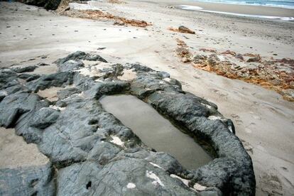 Roca labrada en la playa de Benquerencia