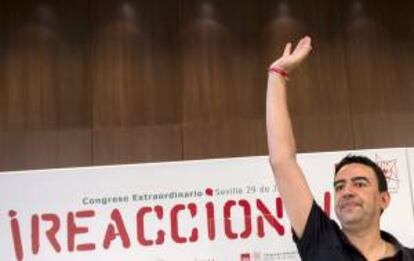 El vicesecretario general del PSOE de Andalucía, Mario Jiménez, saluda antes de su intervención en el Congreso Extraordinario que las Juventudes Socialistas de Andalucía (JSA) celebran hoy en Sevilla.