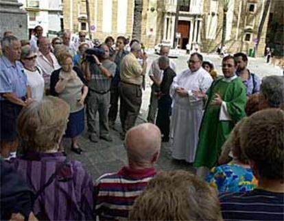 Cocentración, ayer, en la puerta de la Catedral de Cádiz por los 42 inmigrantes muertos.