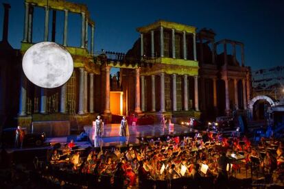 Escena de la &oacute;pera &#039;Salom&eacute;&#039; en el teatro romano de M&eacute;rida (Badajoz), dentro del Festival de Teatro Cl&aacute;sico, con la Orquesta de Extremadura dirigida por &Aacute;lvaro Albiach.