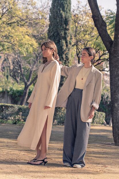 La fundadora de Air du Temps, Ariadna Ariza (a la derecha), posa junto a su amiga Miriam de Góngora.