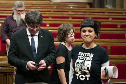Anna Gabriel con Puigdemont en el Parlament, en una foto de archivo.