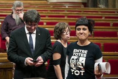 Anna Gabriel con Puigdemont en el Parlament, en una foto de archivo. 