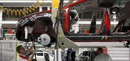 Trabajadores en la f&aacute;brica de Seat, del Grupo Volkswagen.