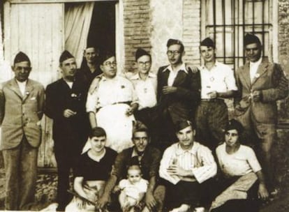 Enterradores del barranco de Víznar. Con la niña en su regazo, Manolillo <i>El Comunista</i>, quien aseguró a Ian Gibson que había enterrado a Lorca.