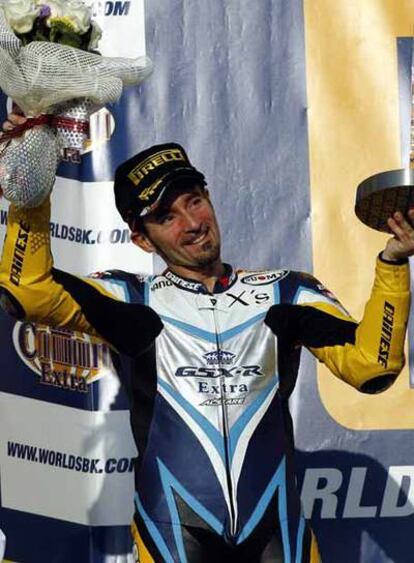 Max Biaggi, en el podio de Qatar.