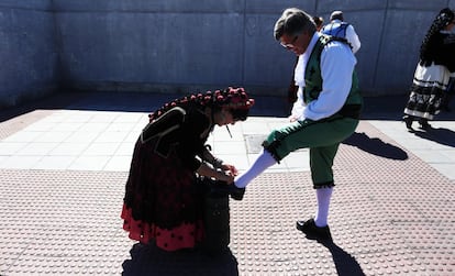 Dos espectadores vestidos con los trajes típicos de la época de Goya en los alrededores de la plaza de toros madrileña.