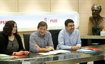 Ascensi&oacute;n Godoy, Javier Fern&aacute;ndez y Mario Jimenez durante una reuni&oacute;n de la gestora del PSOE en Ferraz. 