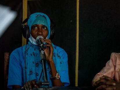 Una de las integrantes del proyecto “Club de niñas”, promovido por la campaña La LUZ de las NIÑAS de Fundación Entreculturas, durante un programa de radio.