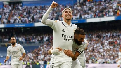 Federico Valverde celebra su gol con Benzema. 