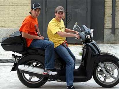 Juan José Ballesta, conduciendo la moto, y Jesús Carroza, en Sevilla.