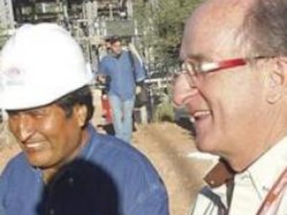 El presidente de Bolivia Evo Morales (y el presidente de Repsol, Antonio Brufau visitan el martes 1 de mayo de 2012 la nueva planta procesadora de gas de Campo Margarita, situado en el sur boliviano, que permitirá aumentar las exportaciones del energético hacia Argentina.