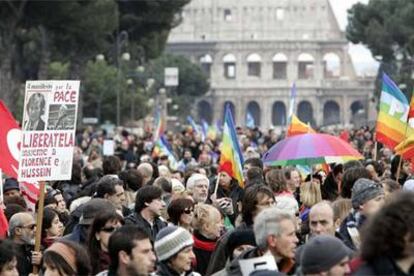 Una pancarta pide la liberación de Sgrena y de la periodista francesa Florence Aubenas <i>(Libération)</i> y su intérprete Husein Hanun.