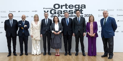 Desde la izquierda, Juan Cantón, director general del Área de Prensa del Grupo Prisa; Carlos Núñez, presidente de Prisa Media; Gabriela Bravo, consejera de Justicia de la Generalitat Valenciana; Arcadi España, consejero de Hacienda de la Generalitat Valenciana; Pepa Bueno, directora de EL PAÍS; Ximo Puig, presidente de la Generalitat Valenciana; Joseph Oughourlian, presidente de Prisa; Pilar Bernabé, delegada de Gobierno en la Comunidad Valenciana; y Sergi Loughney, director de Relaciones Institucionales de la Fundación La Caixa.