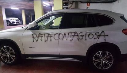 Pintada insultant al cotxe de la doctora Silvana Bonino.