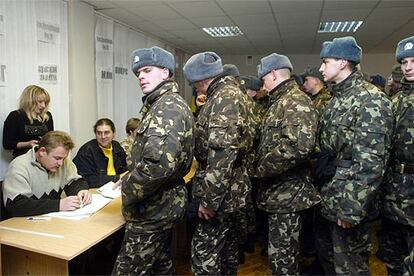 Un grupo de soldados ucranios hace cola para votar ayer en Kiev.