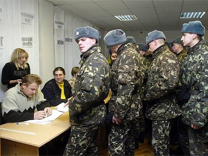 Un grupo de soldados ucranios hace cola para votar ayer en Kiev.