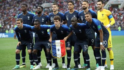 Seleção campeã francesa posa antes da final da Copa, contra a Croácia.