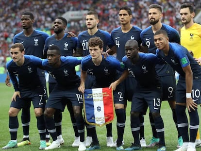 Seleção campeã francesa posa antes da final da Copa, contra a Croácia.